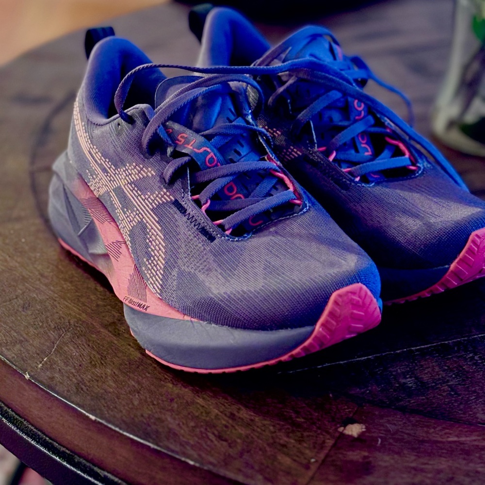 Asics Women's Novablast 5 - Like New